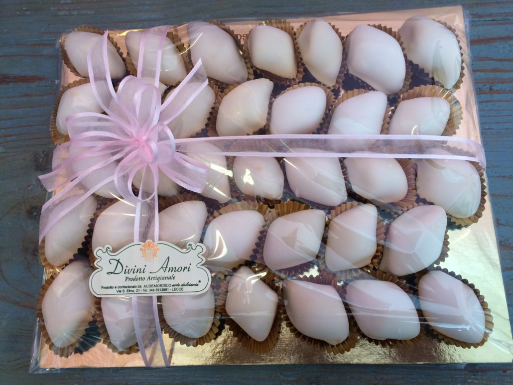 Vassoio di paste di mandorla Divini Amori confezionate con nastro rosa, ognuna nel pirottino dorato
